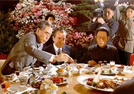 后来于1984年出版的《人民大会堂国宴菜谱集锦》,首次为"堂菜"正名,堂